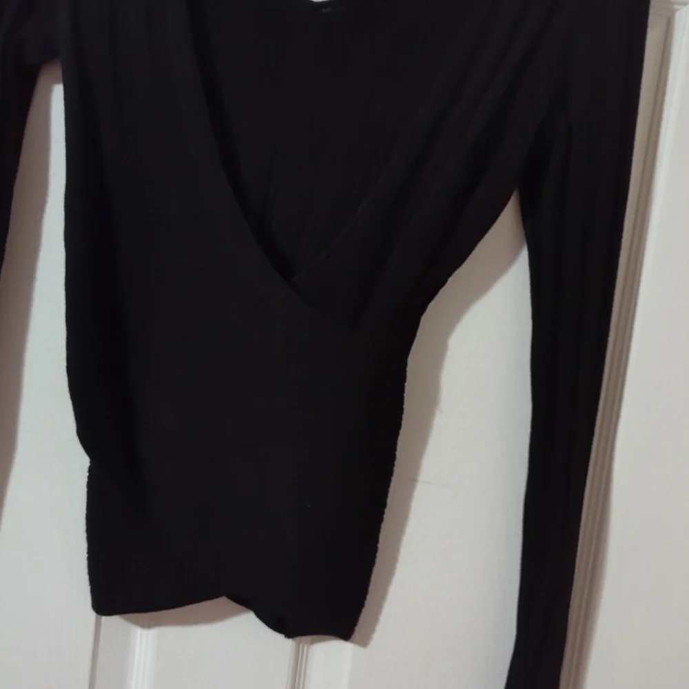 GUESS Ribbed V-Neck Low Back Sweater - Picture 2 of 5